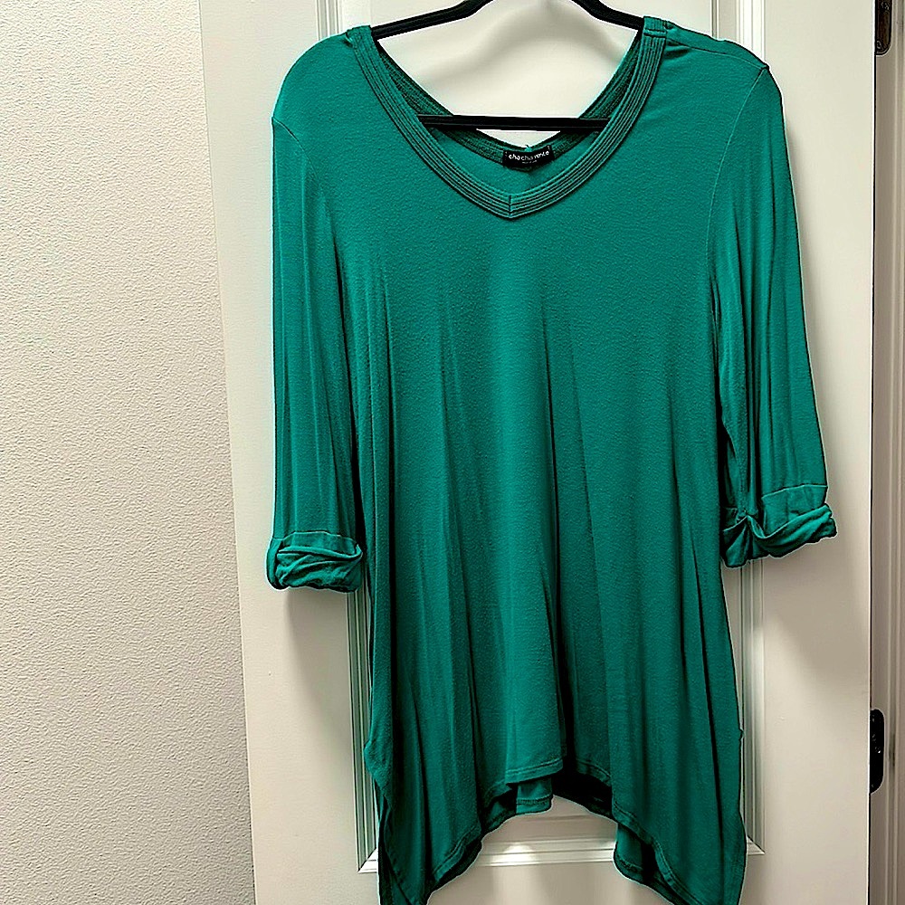 Cha Cha vente Kelly green T-shirt with 3/4 length sleeves and shark bite hem